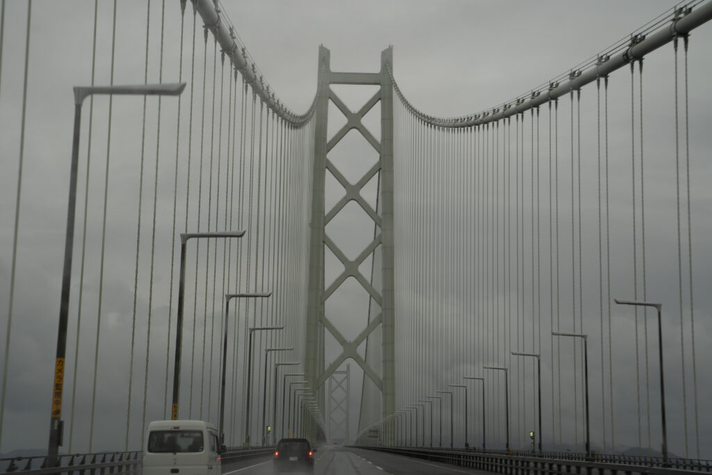 雨の明石海峡大橋